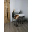 Juego de sillas de madera y tapiz blanco