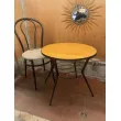 Mesa auxiliar vintage sobre anaranjado