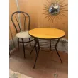 Mesa auxiliar vintage sobre anaranjado