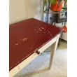 Mesa auxiliar vintage sobre rojo
