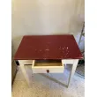 Mesa auxiliar vintage sobre rojo